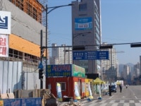 성남 분당구 동판교 일대 건축자재 도로에 야적
