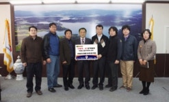 한국지도자아카데미재 | 안성시 한국청년지도자 연합회 구제역 위문품 전달