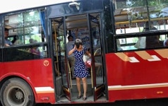 버스 문에 머린 낀 여성 “아저씨, 살려주세요”