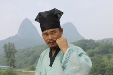 청학동 예절학교 김봉곤훈장 메가폰 잡았다.