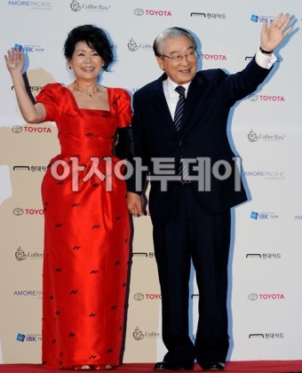 [포토] 윤소정-이순재 다정하게 손잡고 