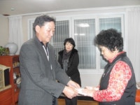 [포토] 남구 용호3동 조손가정 돕기 성금 전달