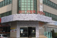 충청우정청, ‘산타우체국’ 운영…집배원 산타로 변신 선물 전달