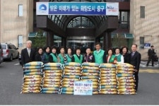 [포토] 새마을지도자 중구협의회장·부녀회장 ‘사랑의 쌀’ 전달