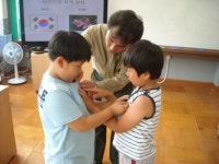 경북 군위군,석산초 전교생 나라사랑 뱃지 달기 행사