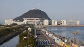 한국해양대, 38년 만에 진입로 방파제 명명식