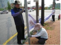 화성시 동부출장소 공무원, 자원봉사자로 나서 주말 불법 현수막 정비