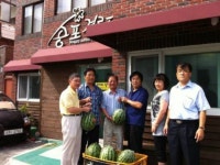 [포토] 부산 남구, 감만1동 경로당 수박 배달