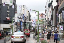 부산 중구 광복로에 ‘태극기 물결’ 넘실