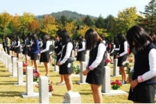 김천여중.대전둔산여고, 대전현충원서 비석닦기, 한송이 헌화체험교육 실시