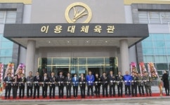 화순 이용대 체육관 개관…본격 운영