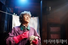 [리뷰] 뮤지컬 빨래 서러운 타향살이, 관객을 울리다