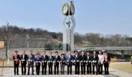경북 군위로타리클럽 생활체육공원에 시계탑 제막