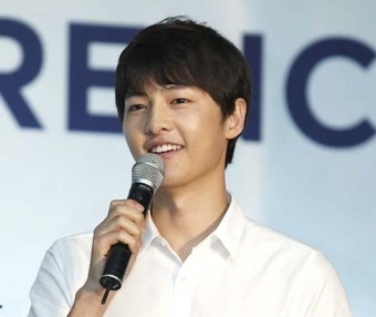 송중기 근황 눈길...'우윳빛 피부+밝은 미소' 그대로