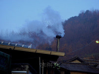 산촌의 정취가 피어오르는 굴뚝 연기