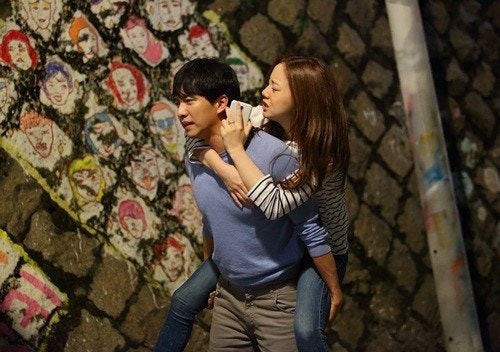 Cảnh cõng người say về nhà lãng mạn trên K-Drama
