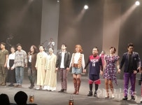 김수진 연출의 감각이 돋보였던 시대는 서커스의 코끼리를 타고