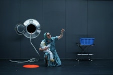 상상력이 낳은 아름다운 변주...로베르 르빠주 달의 저편