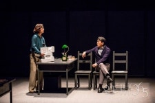 관망해 온 사람들을 향한 경고...연극 맨 끝줄 소년