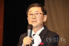 [365포토] 심사위원 소개하는 김두호 상임이사 (아름다운 예술인상)