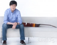 [인터뷰365] 30년 만에 통기타 잡은 명MC 임백천 뮤직비디오도 찍었죠