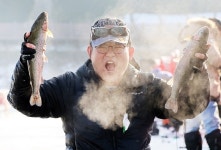 평창송어축제, 방문객 32만명 찾아...내달 11일까지 자유낚시 이벤트