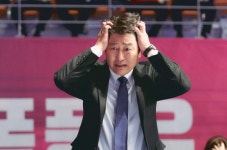 배우 송강호, 영화 1승서 백전백패 배구감독으로 컴백