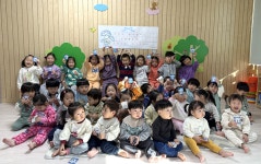 아동학대 예방의 날 맞아 화성 어린이집 2곳, 대한사회복지회 블루 카네이션으로 예방 메시지 전해
