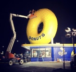 랜디스 도넛, 수퍼볼 앞두고 ‘LA램스’ 테마로 재단장