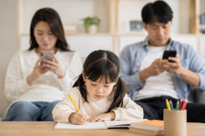 부모 스마트폰 하루 1시간 더 쓰면…자녀 어휘 발달 더뎠다