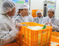 박준영 전남지사, 삼계농협 급식지원센터 방문