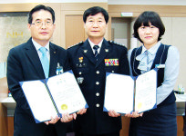 [옹달샘]전화금융사기 피해 막아 … 경찰, 농협직원에 감사패