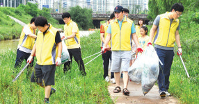 수원축협, 매탄동 원천천서 폐기물 수거