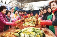 직접 기른 배추로 김장…경로당 40곳 전달