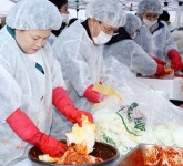 aT·초록우산 어린이재단, ‘사랑의 김장담그기’