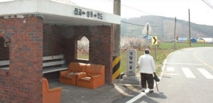 버스운행 띄엄띄엄…정류장도 마을에서 너무 멀어