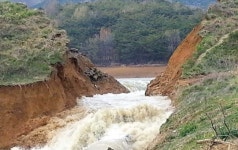 경주 산대저수지 둑 터져…농경지 침수