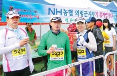 농협은행 의령지부, 마라톤대회서 농산물 판매