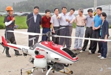 고령농가 골칫거리 농약방제 무인헬기로…