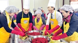 강원농협 “김장김치 정성껏 담가 어려운 이웃에 전해요”