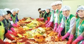 농협 화순군지부, 소외계층 주거개선…김치 전달도