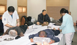 “침·뜸치료 받으니 통증이 싹~”
