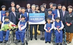 농협은행 대구본부, 성금 전달…성보학교 하모니카 연주단에