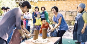 떡메소리특산품판매장 | ‘철썩~철썩’ 떡메 치며 인절미 만들어요