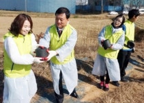 농협 농산물도매분사, 성금모아 안성시청에 연탄 1만장 전달