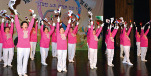 “나이 들었지만 튼튼해요”…정선군, 건강체조 발표회 개최