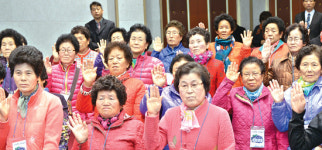 [현장]경남 거창 할머니 52명, 초등학생 되던날
