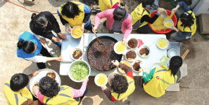 자장면은 행복 싣고 오지마을로