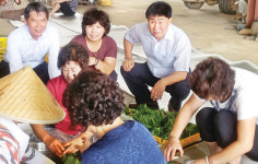 불우이웃에 깻잎 병조림 전달