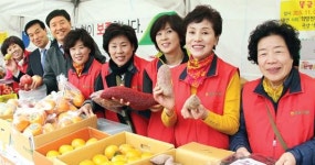 물금농협 주부대학동창회, 지역농산물 판매봉사